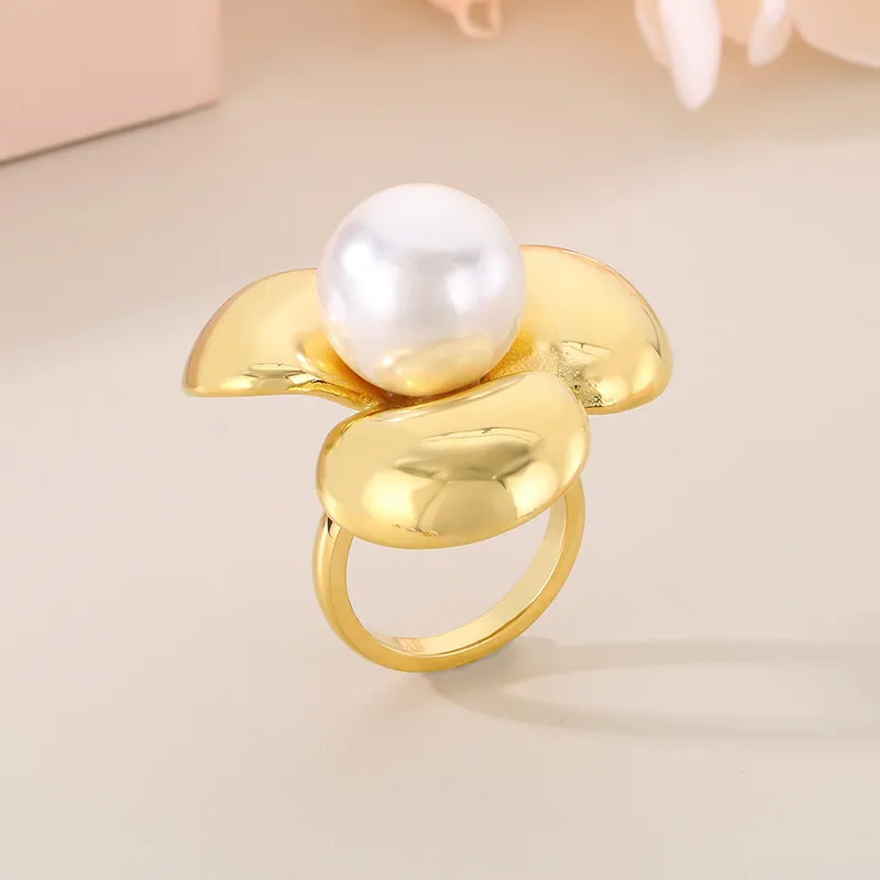 Personalized Light Luxury Petal Ring Geometric 18K Gold-Plated Stainless Steel Ring Wholesale