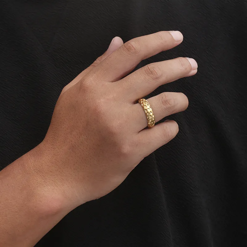 Simple and Individualistic Anti-Scale Ring, China-Chic Punk Retro Vintage 6mm Vacuum Plated Snake Scale Stainless Steel Men's Ring