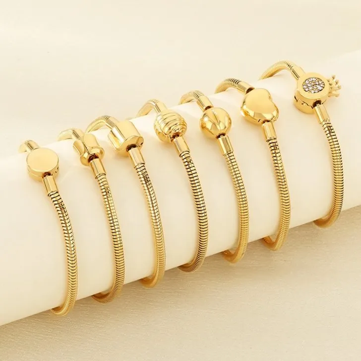 Light Luxury Circular Snake Chain Bracelet with Heart Charm