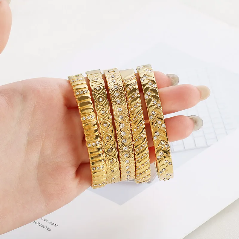 Retro Light Luxury Round Diamond Inlaid Stainless Steel Bracelet Women Starry Buckle Bracelet