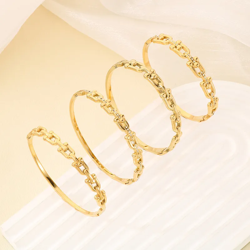 European and American Style Hollowed-out U-Shaped Horseshoe Buckle 18K Vacuum Electroplated Bangles