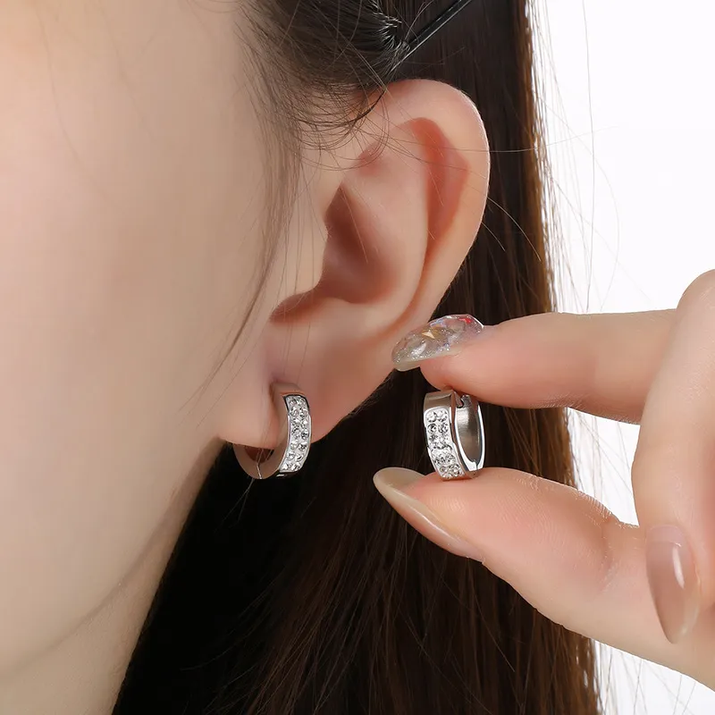 Stainless Steel Rhinestone Earrings Are Fashionable Jewelry Suitable for Daily Wear