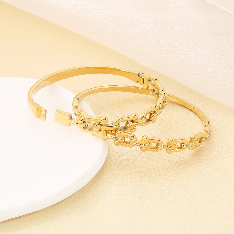 European and American Style Hollowed-out U-Shaped Horseshoe Buckle 18K Vacuum Electroplated Bangles