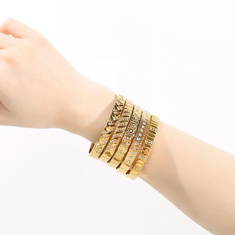 Retro Light Luxury Round Diamond Inlaid Stainless Steel Bracelet Women Starry Buckle Bracelet