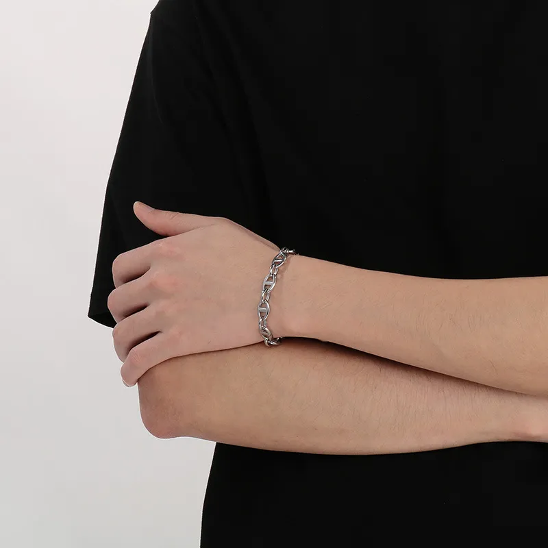 Trendy and Personalized Stainless Steel Oval Pig Nose Japanese Chain Unisex Bracelet