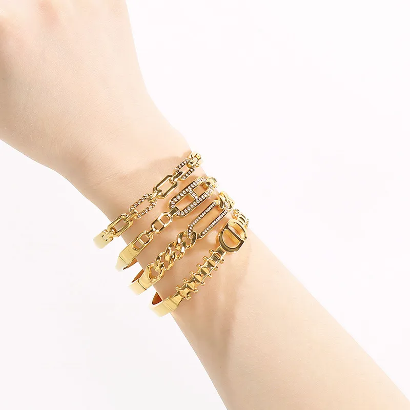 Vintage Heart-Shaped Stainless Steel Bracelet for Women Elegant Glamorous Luxury Bangle