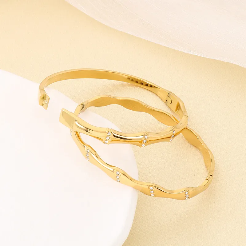 Diamond-Encrusted Bamboo-Shaped Stainless Steel Bracelet, a Unique and Luxurious Starry Heart-Shaped Bangle