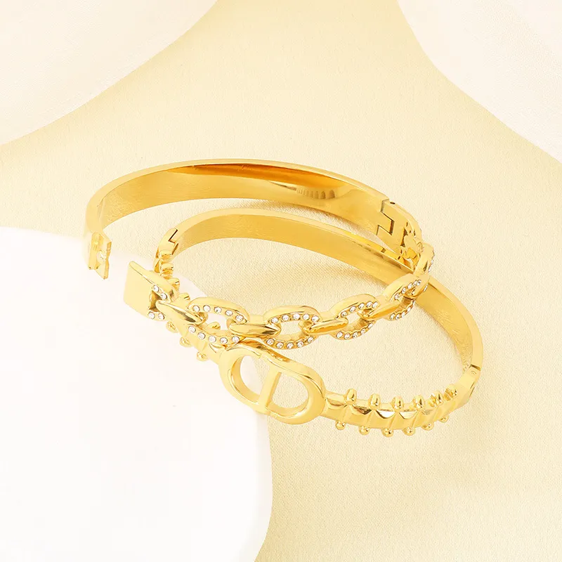 Vintage Heart-Shaped Stainless Steel Bracelet for Women Elegant Glamorous Luxury Bangle