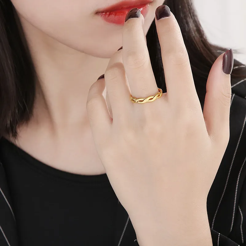 Stainless Steel Ring 18K Gold-Plated Twisted Pattern Jewelry Suitable for Daily Wear