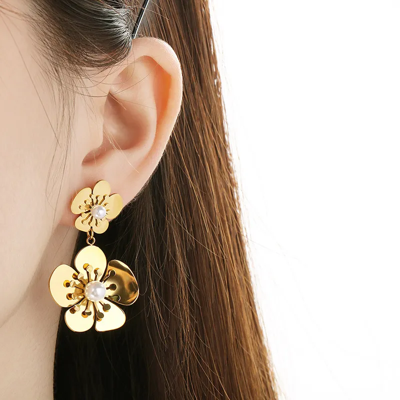 Stainless Steel Flower Shaped Earrings Are Fashionable Jewelry Suitable for Daily Wear