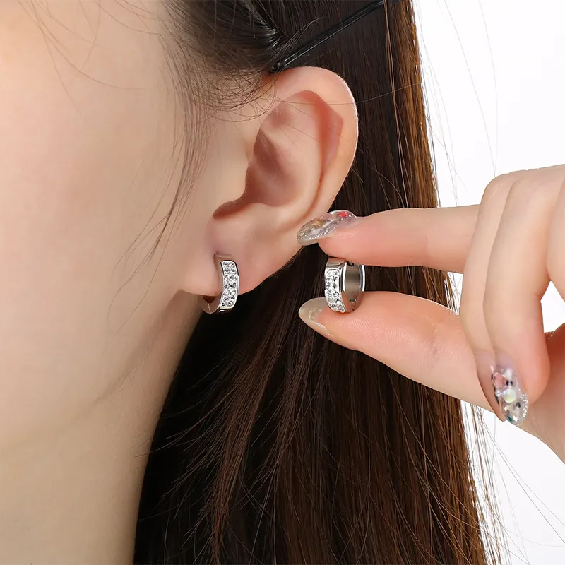 Stainless Steel Rhinestone Earrings Are Fashionable Jewelry Suitable for Daily Wear