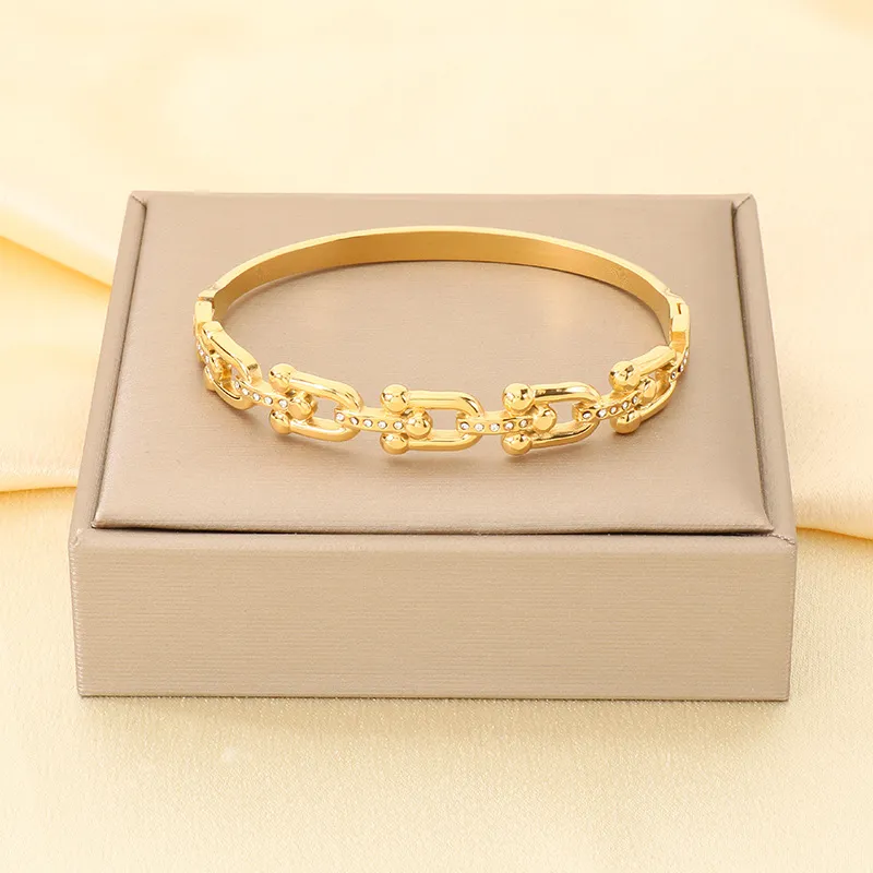 European and American Style Hollowed-out U-Shaped Horseshoe Buckle 18K Vacuum Electroplated Bangles