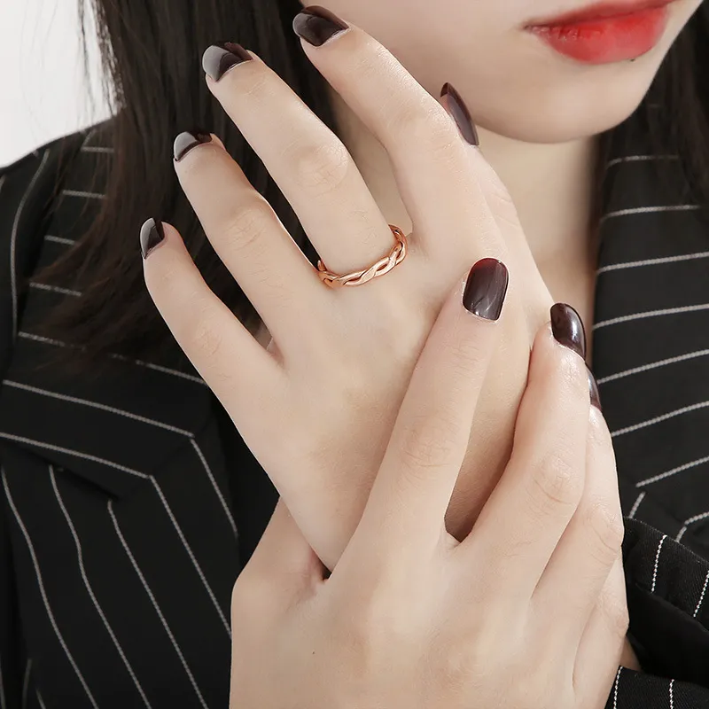 Stainless Steel Ring 18K Gold-Plated Twisted Pattern Jewelry Suitable for Daily Wear