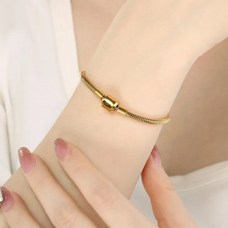 Light Luxury Circular Snake Chain Bracelet with Heart Charm