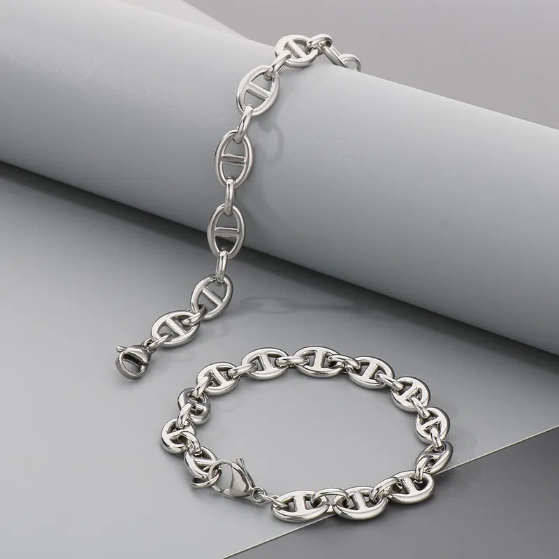 Trendy and Personalized Stainless Steel Oval Pig Nose Japanese Chain Unisex Bracelet