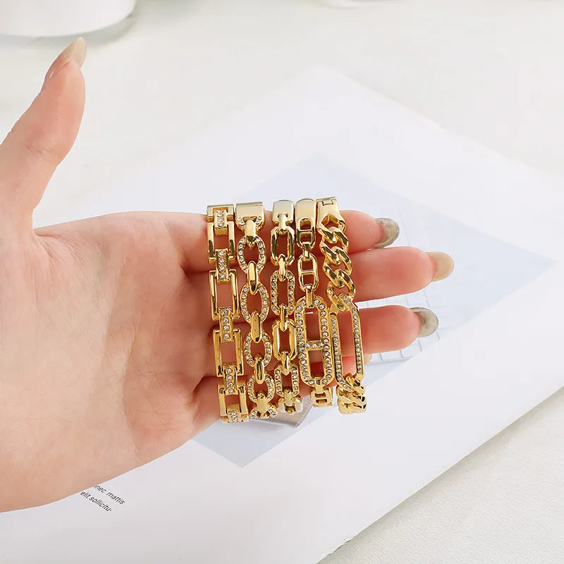 Vintage Heart-Shaped Stainless Steel Bracelet for Women Elegant Glamorous Luxury Bangle
