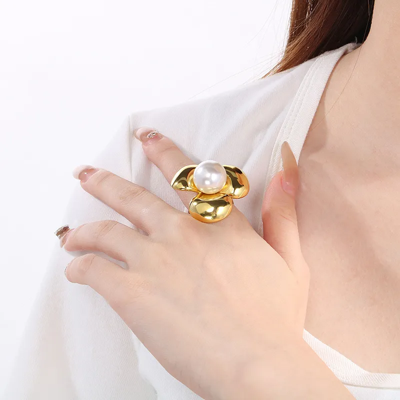 Personalized Light Luxury Petal Ring Geometric 18K Gold-Plated Stainless Steel Ring Wholesale