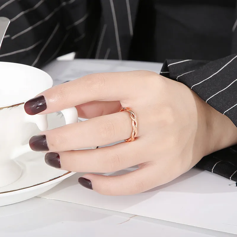 Stainless Steel Ring 18K Gold-Plated Twisted Pattern Jewelry Suitable for Daily Wear