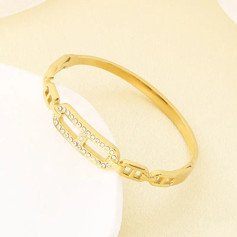 Vintage Heart-Shaped Stainless Steel Bracelet for Women Elegant Glamorous Luxury Bangle