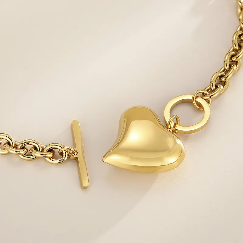 Fashionable Spicy Girl Three-Dimensional Hollow Heart Pendant Style