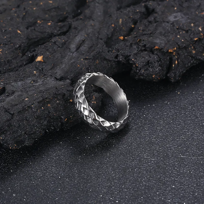 Simple and Individualistic Anti-Scale Ring, China-Chic Punk Retro Vintage 6mm Vacuum Plated Snake Scale Stainless Steel Men's Ring